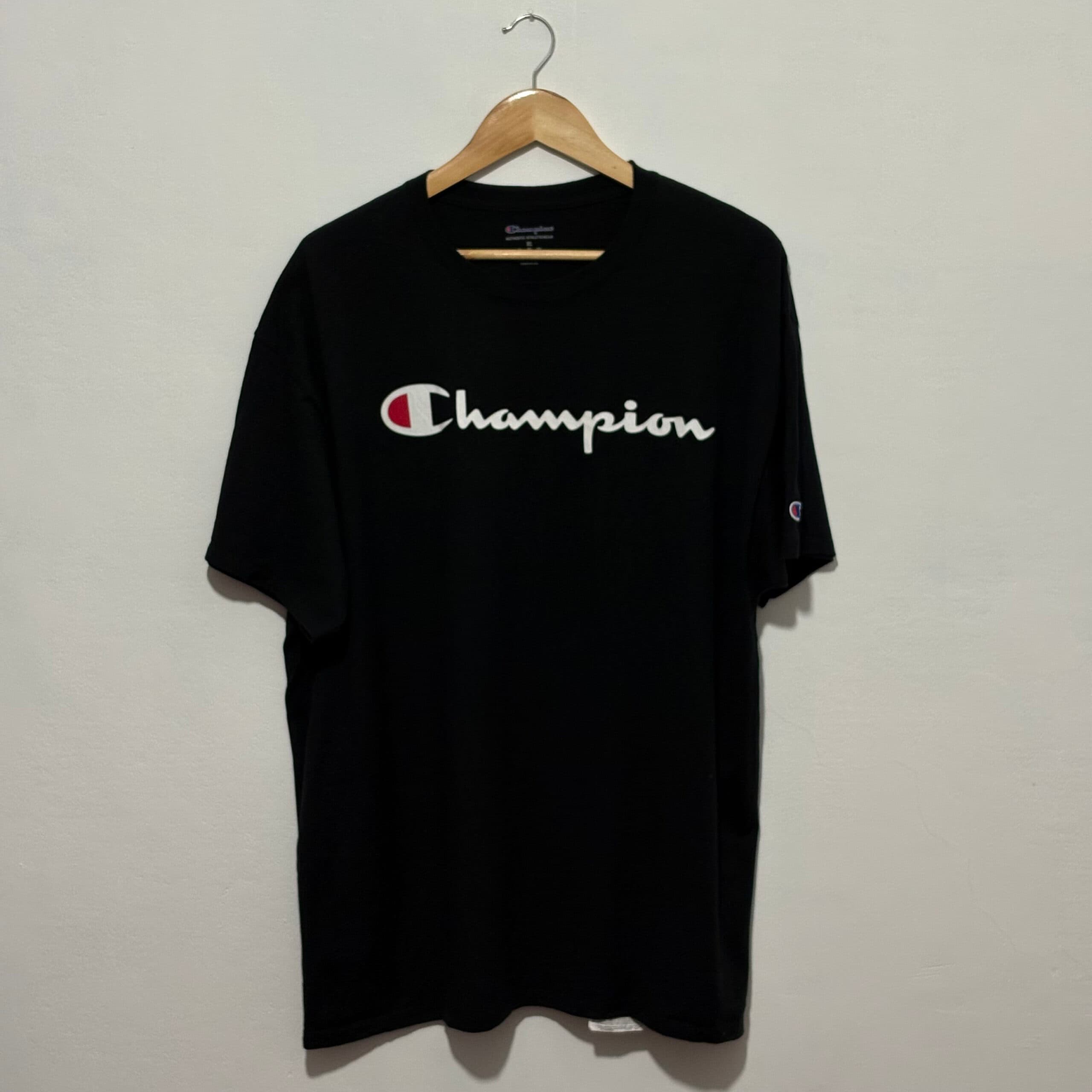 Remera Champion Negra con Estampado al Frente